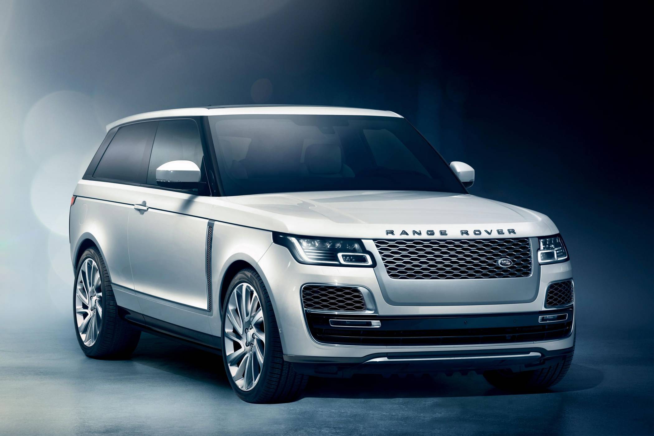 Range Rover минава в луксозната лента с SV Coupe