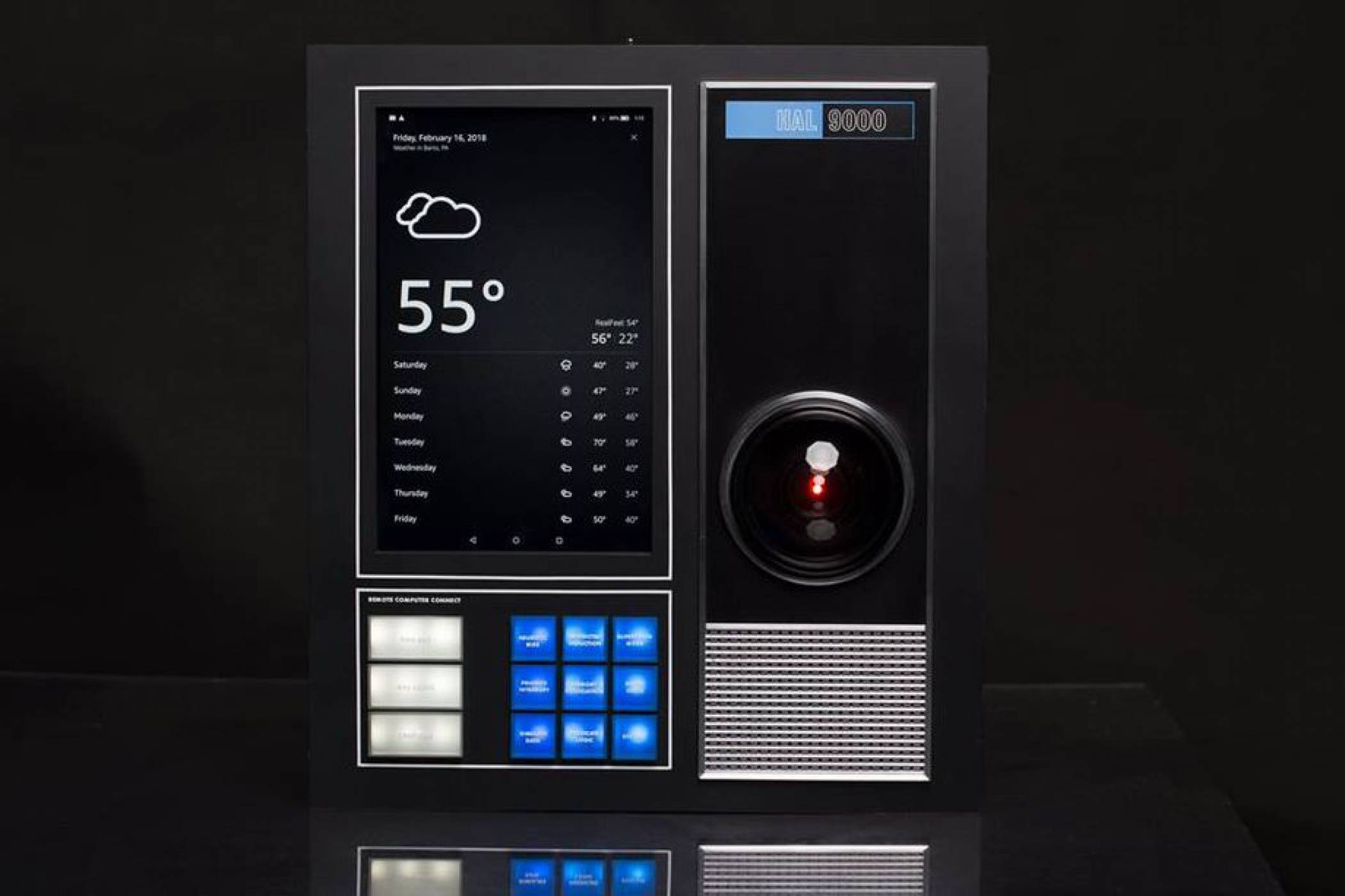 Това копие на HAL-9000 от „2001: Космическа одисея“ управлява дома ви с Alexa