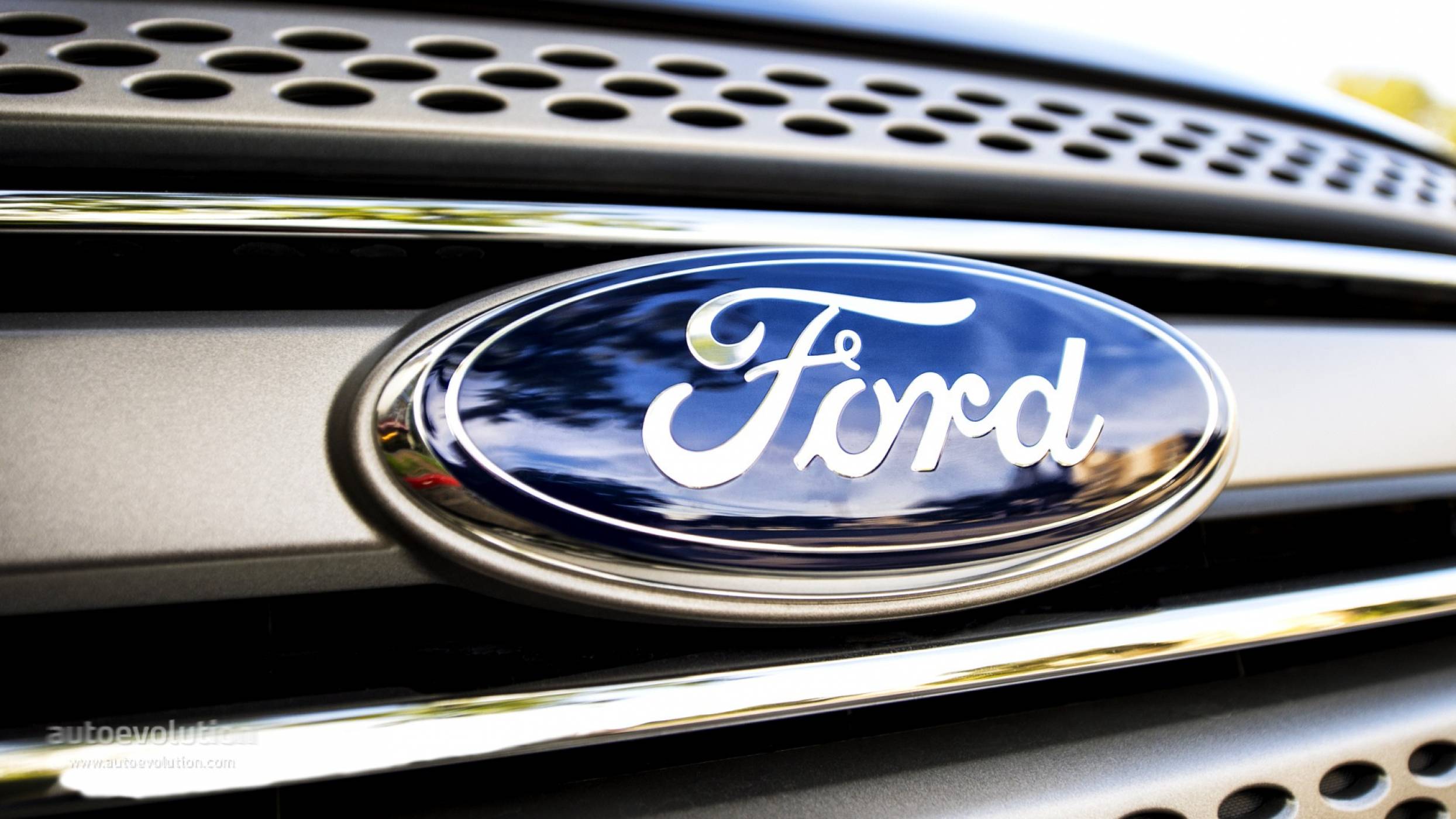 Ford сервизира 1.3 милиона автомобила, чиито волани могат да паднат в движение