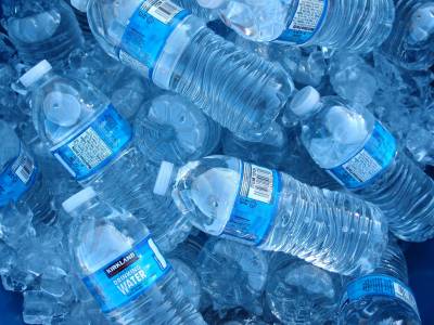 СЗО с мащабно проучване за опасностите от бутилираната минерална вода