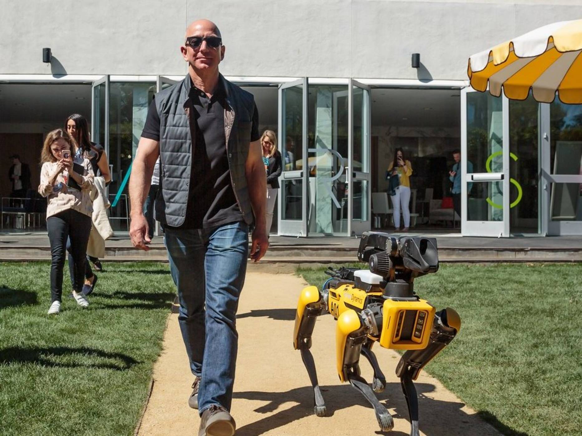 Джеф Безос посети конференция на Amazon придружен от куче робот