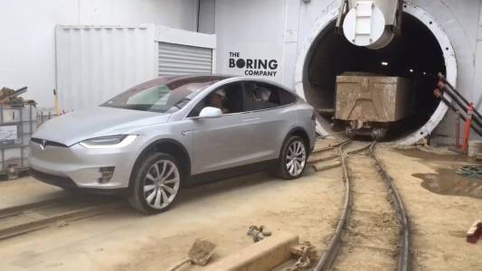 Tesla Model X дърпа тонове товар от подземните тунели на The Boring Company