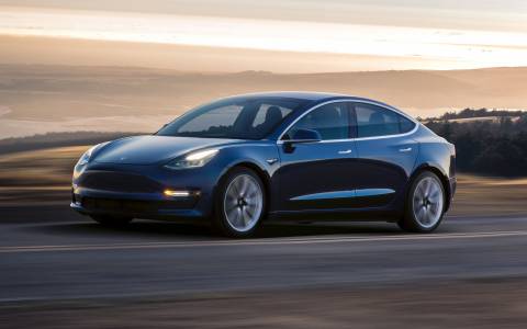 Tesla мести управлението на Autopilot на волана чрез софтуерен ъпдейт