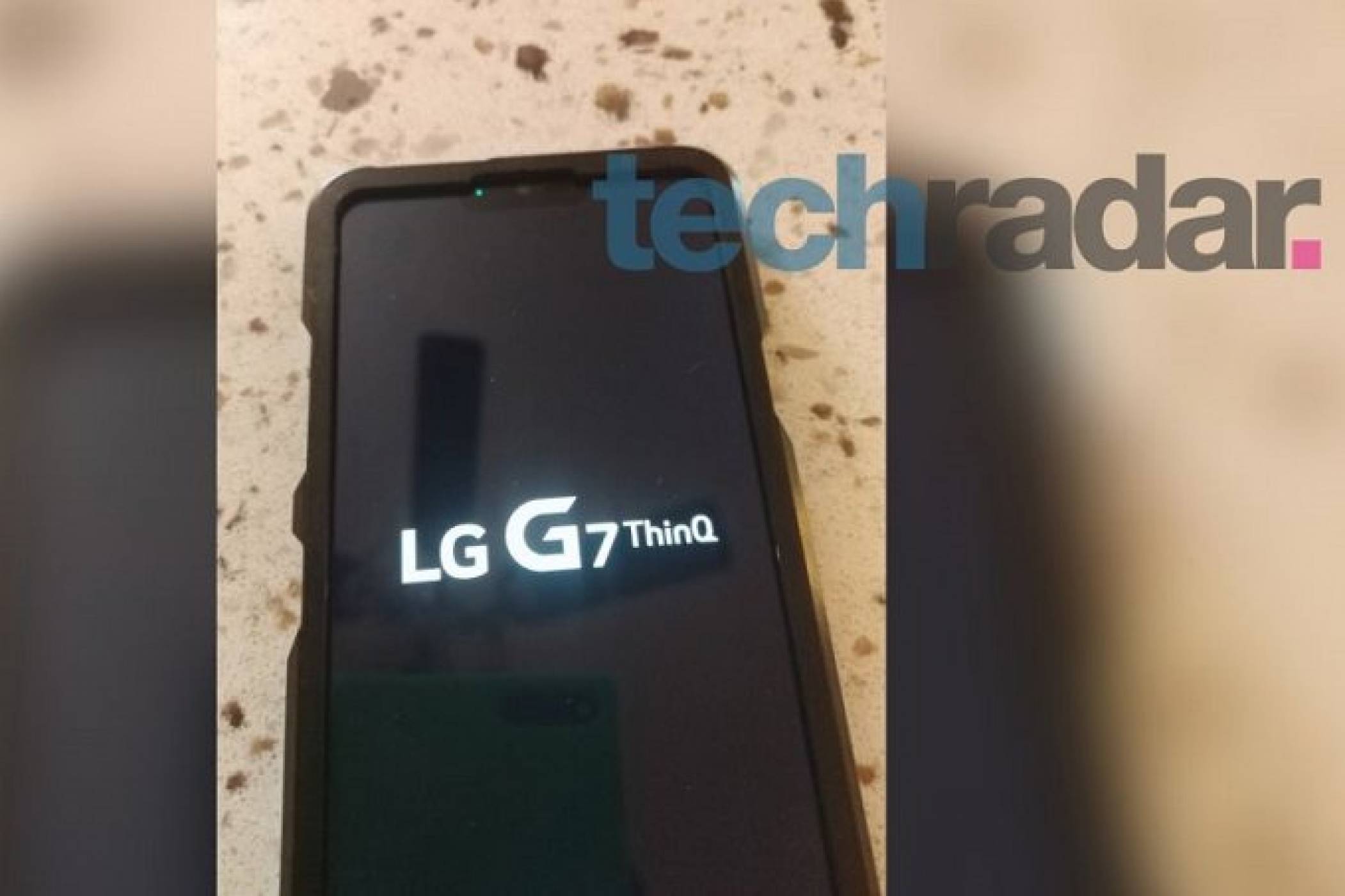 Флагманът LG G7 ThinQ ни гледа срамежливо от изтекли снимки