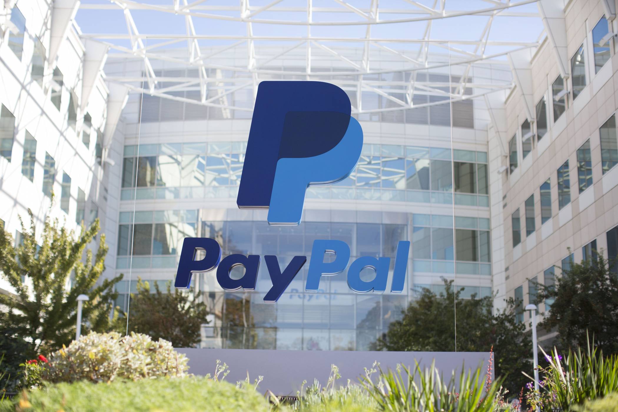 PayPal пуска традиционни банкови и картови услуги