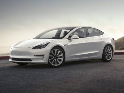 Tesla Model 3 с два мотора ще дебютира през лятото