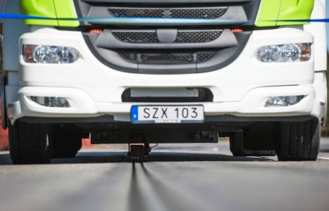 Вече има релси за зареждане на електромобили в движение в Швеция