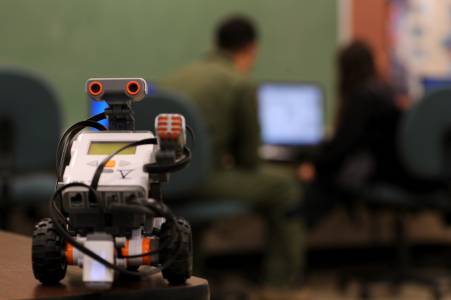Експерти: Абсурд е роботите да имат правен статут