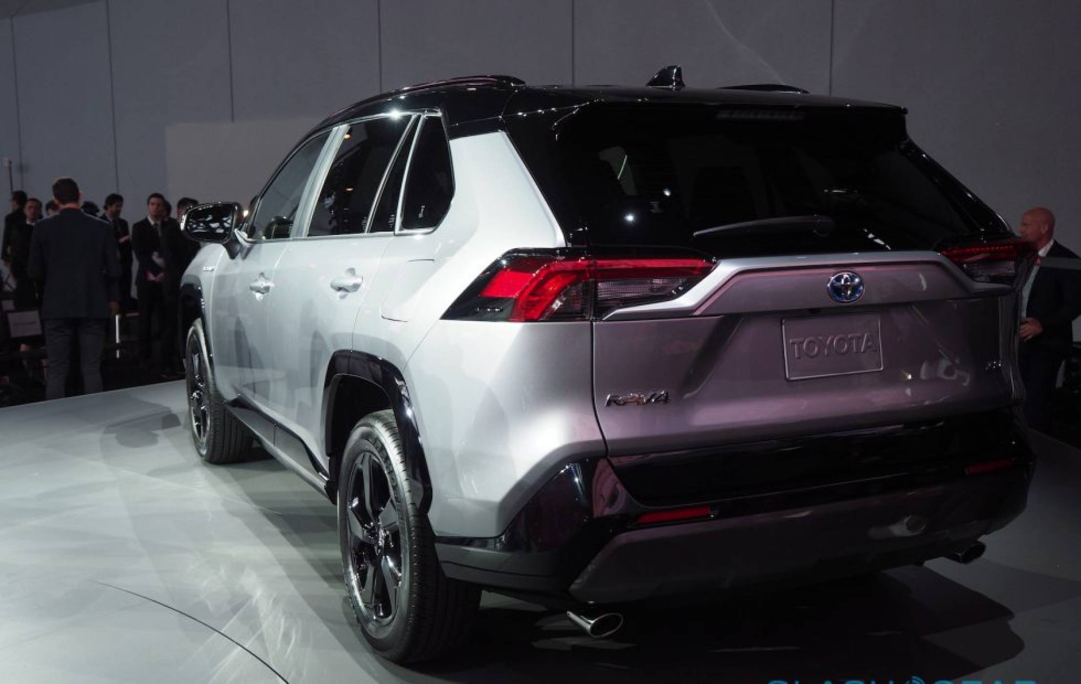 Колите на Toyota и Lexus започват да общуват със заобикалящия ги свят
