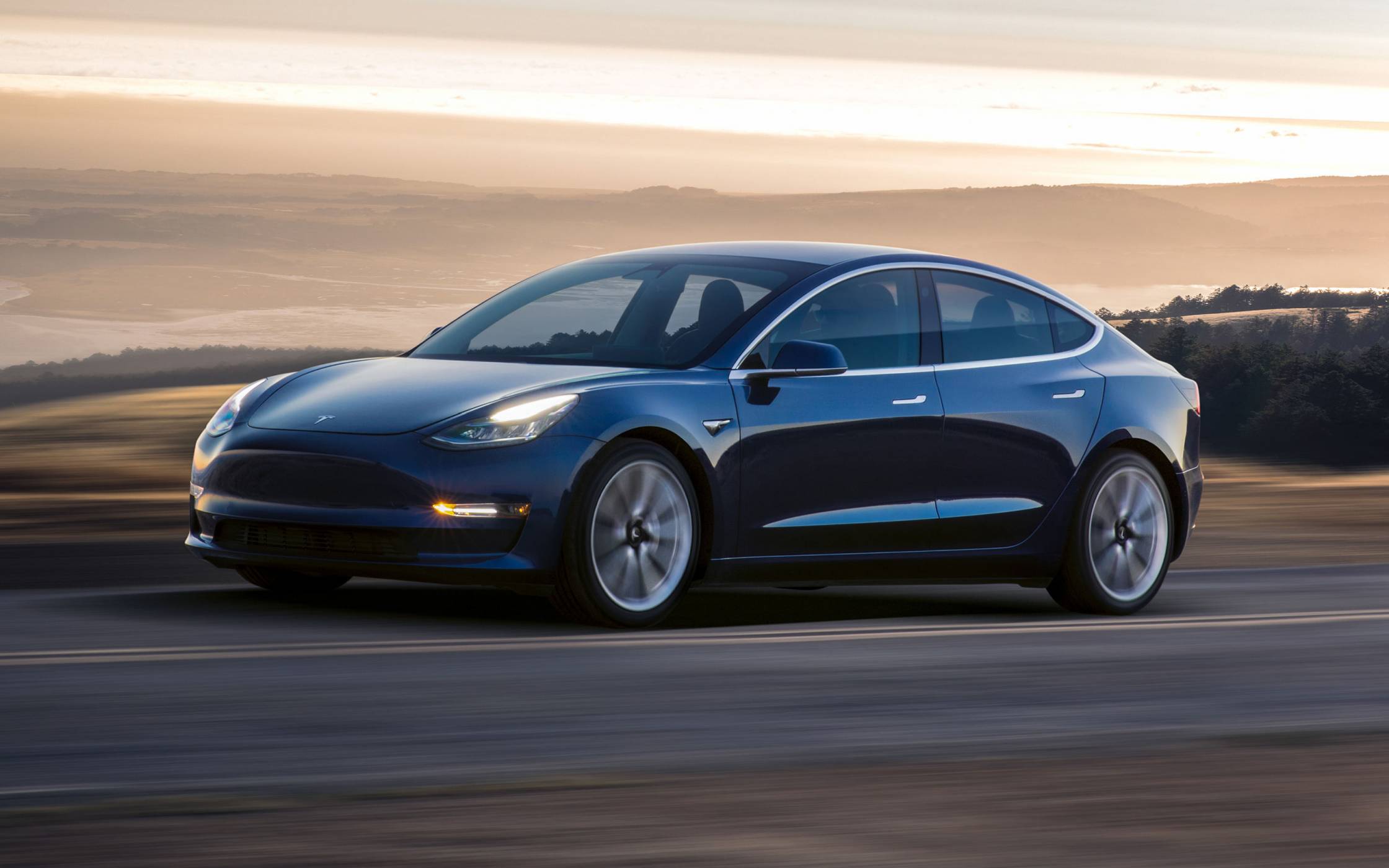 Илон Мъск ще произвежда Tesla Model 3 денонощно до края на юни