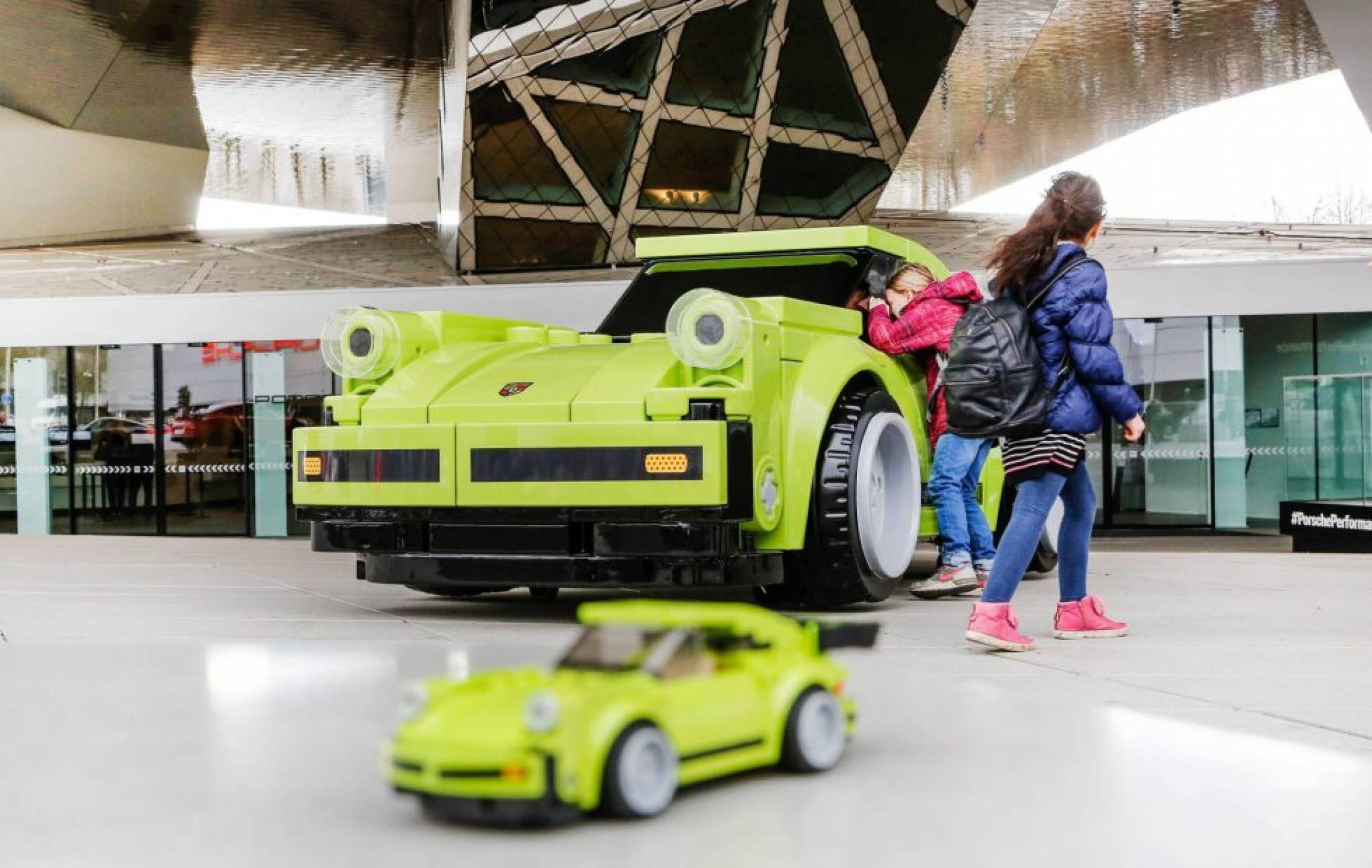 Това LEGO Porsche 911 Turbo 3.0 е нереално и все пак съществува
