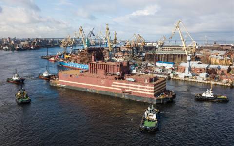 Русия пусна на вода първата плаваща атомна електроцентрала