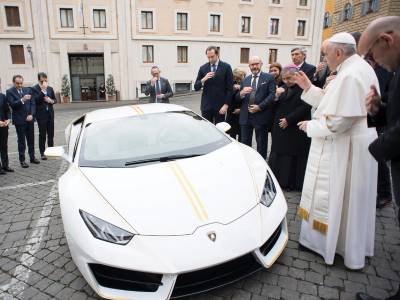 Вижте уникалното Lamborghini Huracán на папата