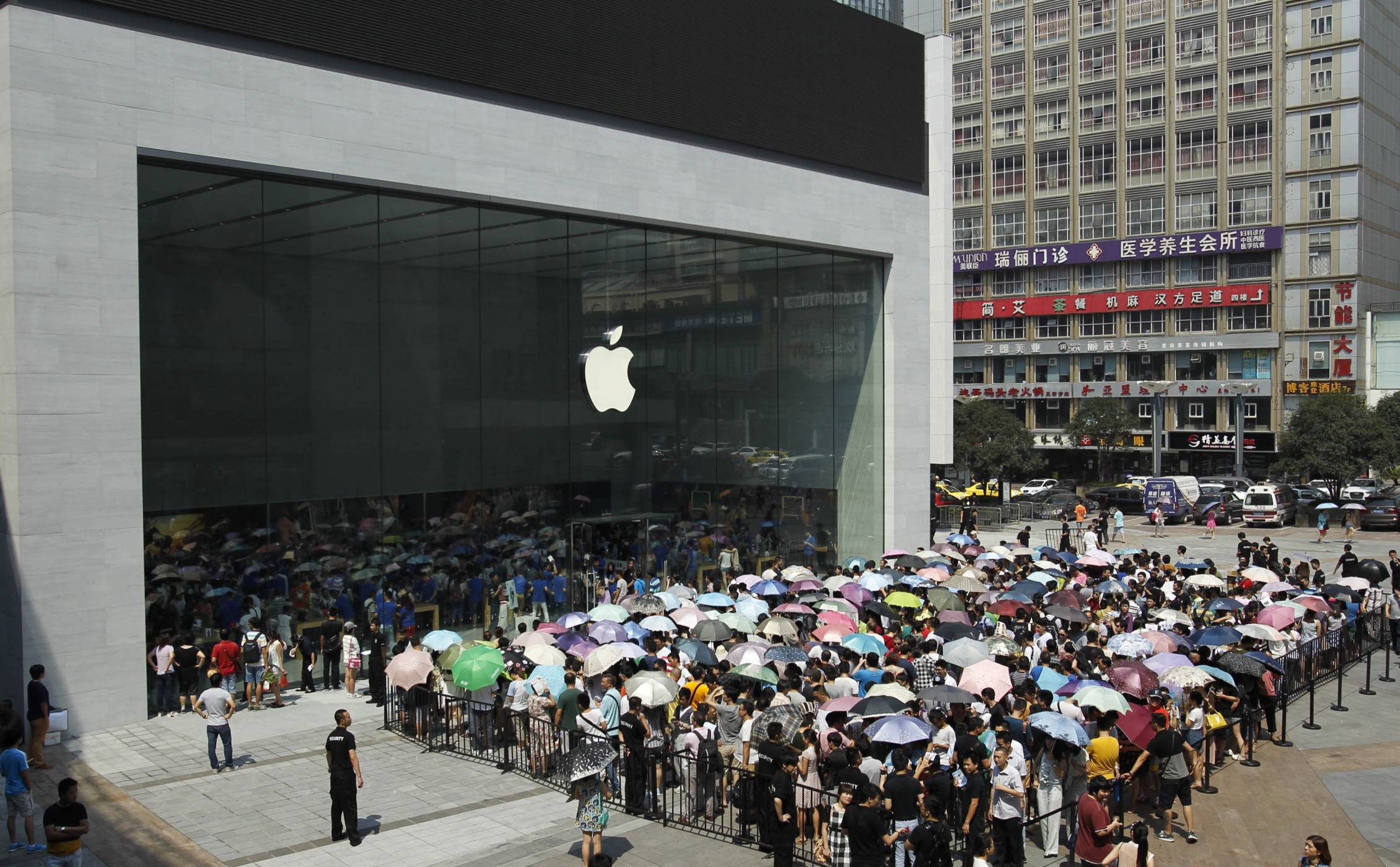Apple изненада с по-добри продажби на iPhone