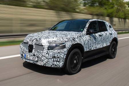 Mercedes показа нови снимки на електрическия EQC SUV, който ще излезе догодина