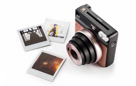Този компактен фотоапарат на Fujifilm разпечатва селфитата ви на момента