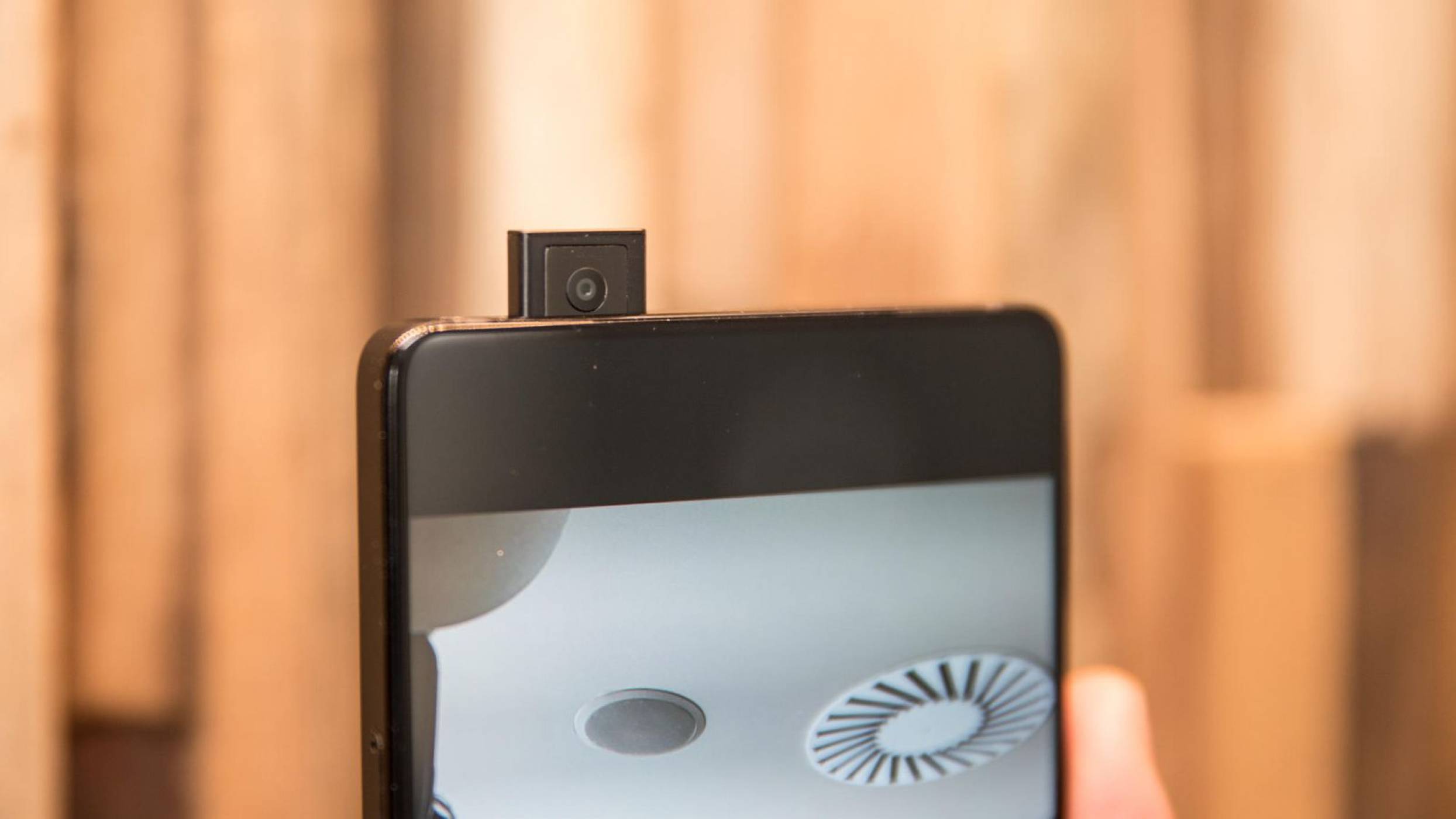 Vivo ще анонсира напълно безрамков смартфон с изскачаща камера на 12 юни