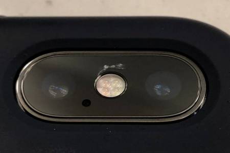 Мистериозна пукнатина върху камерата на iPhone X озадачава потребителите