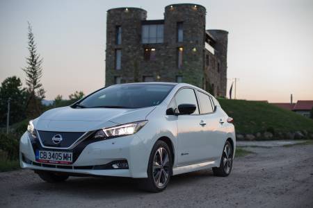 Nissan LEAF 2018: най-продаваният електромобил не мисли да слиза от трона (тест драйв)