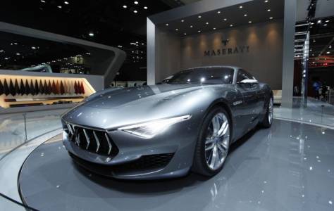 Maserati Alfieri размахва пръст на Tesla Roadster
