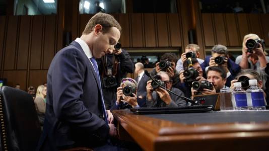 Сенатори искат да знаят как Facebook споделя данни с производители
