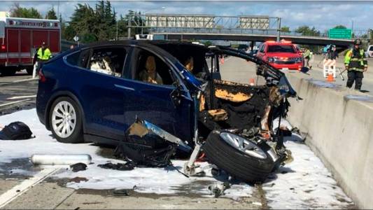 Автопилотът на Tesla Model X е насочил колата към бариерата във фаталния инцидент