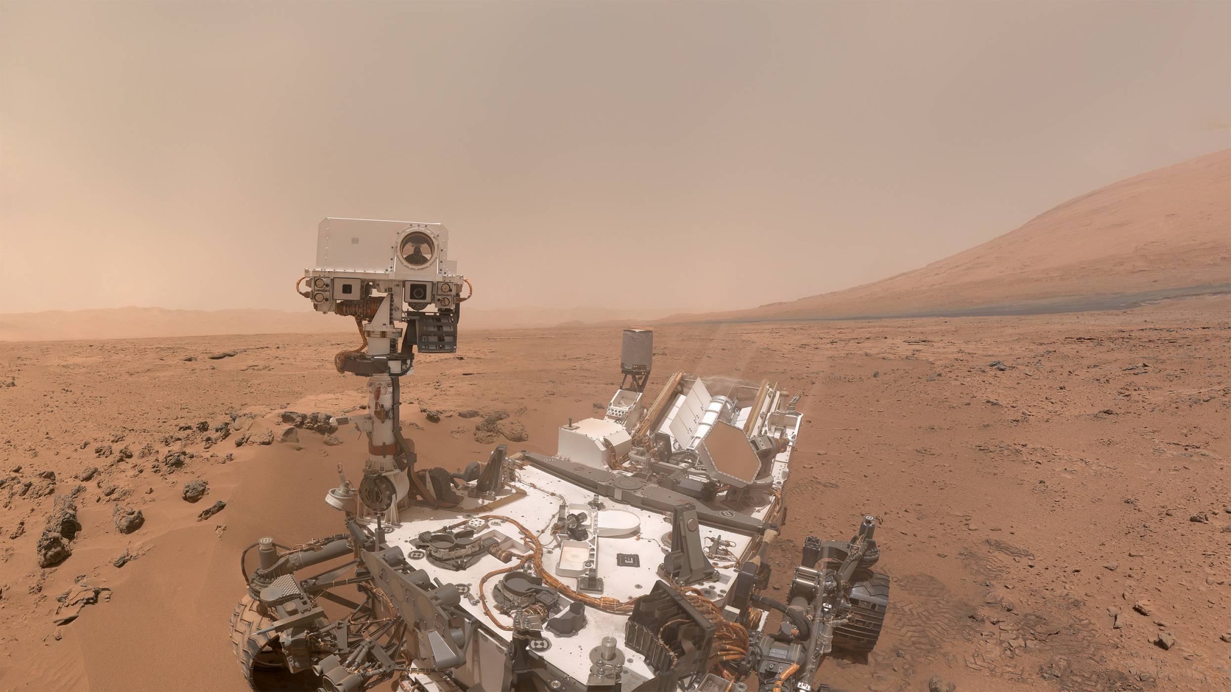 Марсоходът Curiosity си направи селфи насред пясъчната буря на Марс 