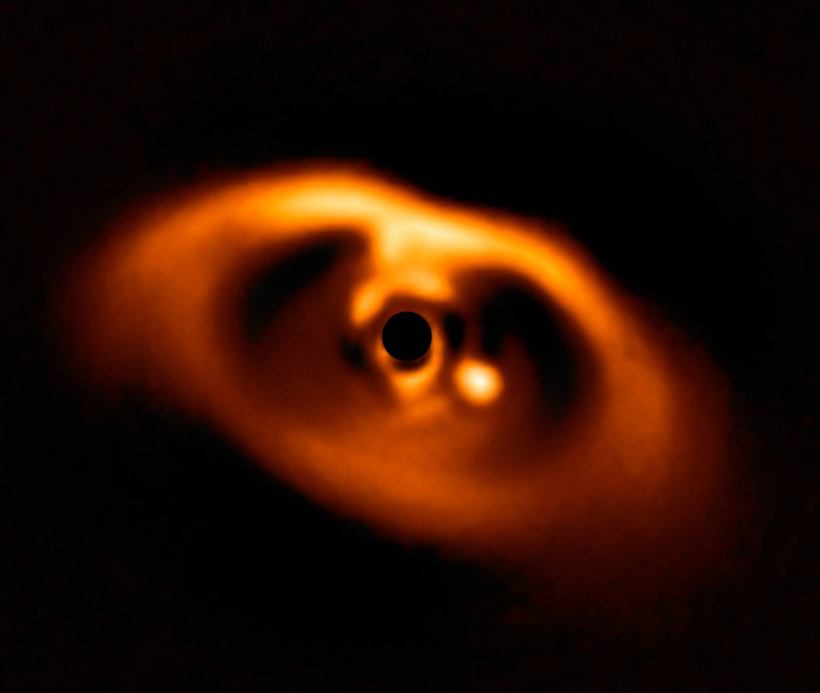 Астрономи заснеха за пръв път в кадър раждаща се планета