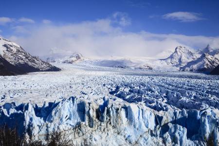 Разцепващ се ледник в Гренландия е уловен в зловещо видео