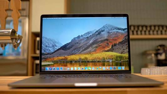 Apple потвърди умишленото забавяне на MacBook Pro, пуска ъпдейт днес
