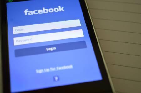 Facebook остава без шеф по сигурността в разгара на бурята