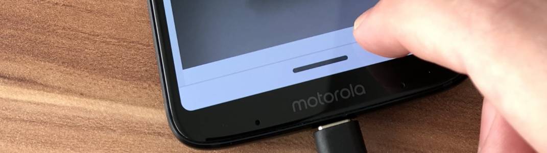 Защо еднобутоновата навигация на Moto Z3 Play слага в джоба си самите Google?