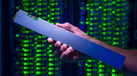 Intel показа 32 TB SSD за ентърпрайз потребители с размер колкото линийка за измерване