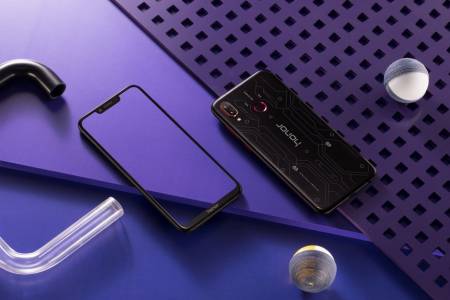 Honor Play е геймърски телефон с атмосфера на конзола