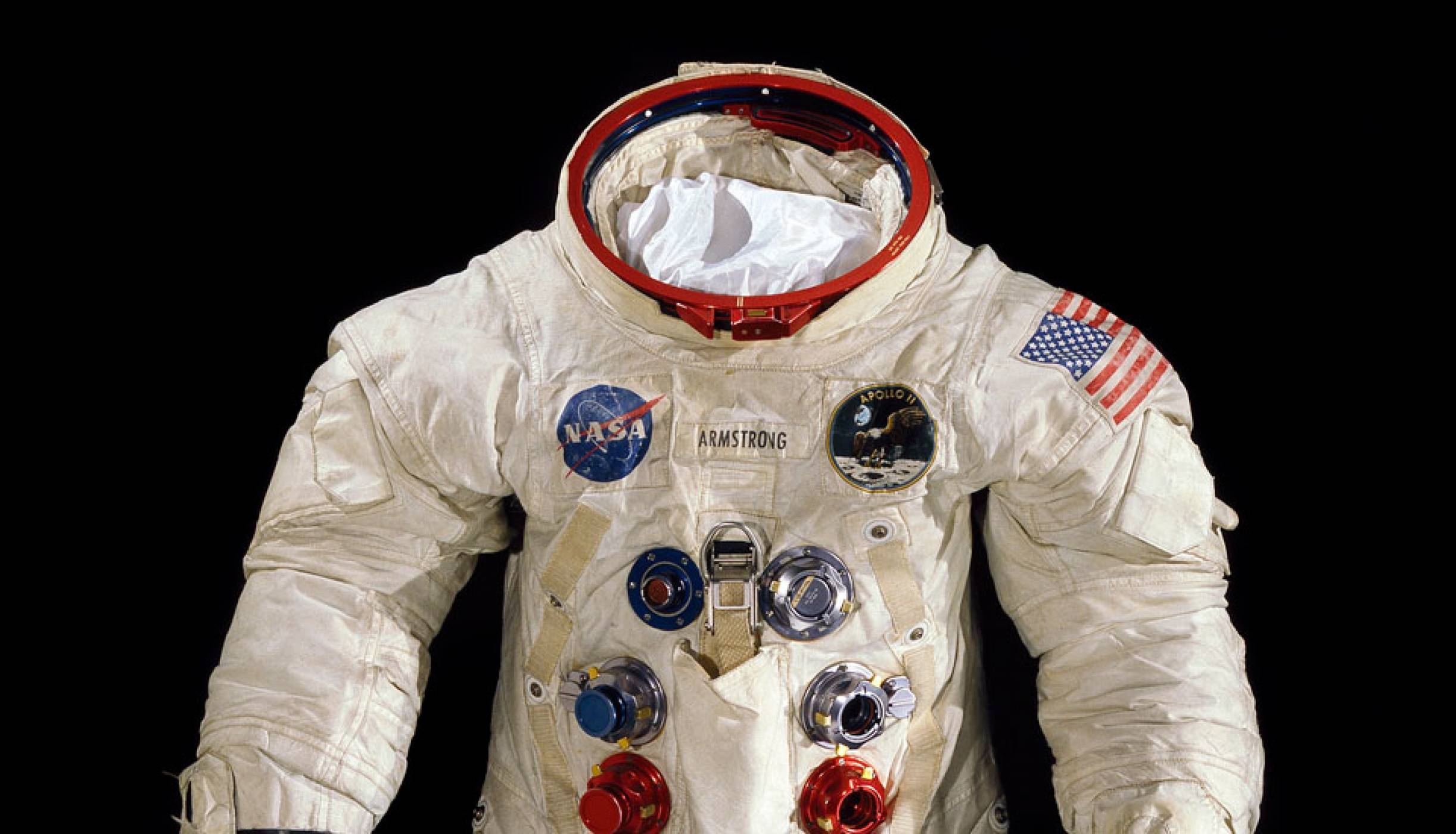 Скафандърът на Нийл Армстронг се руши дори в музейното хранилище