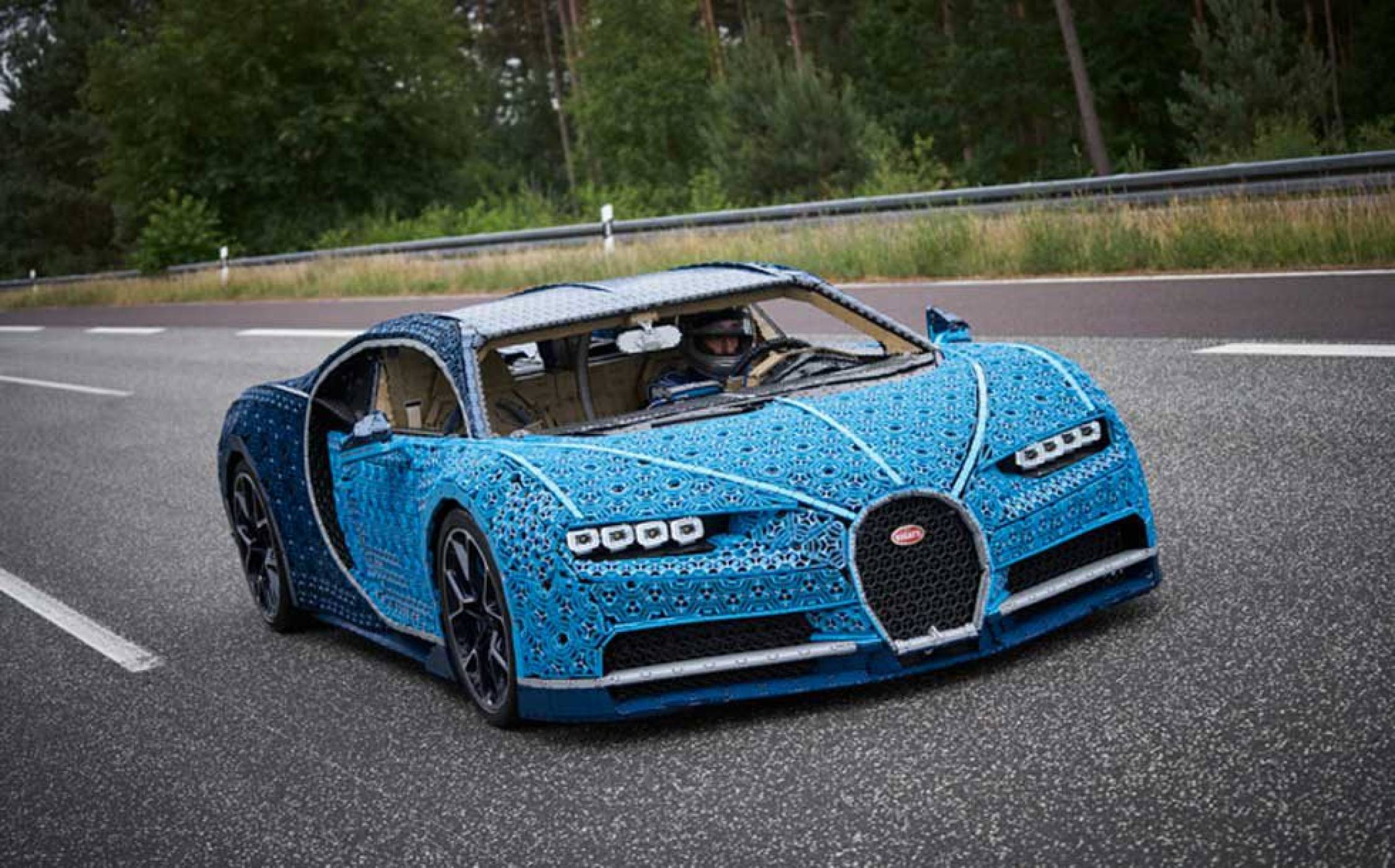 Това Bugatti Chiron от LEGO не само е удивително, но дори се движи