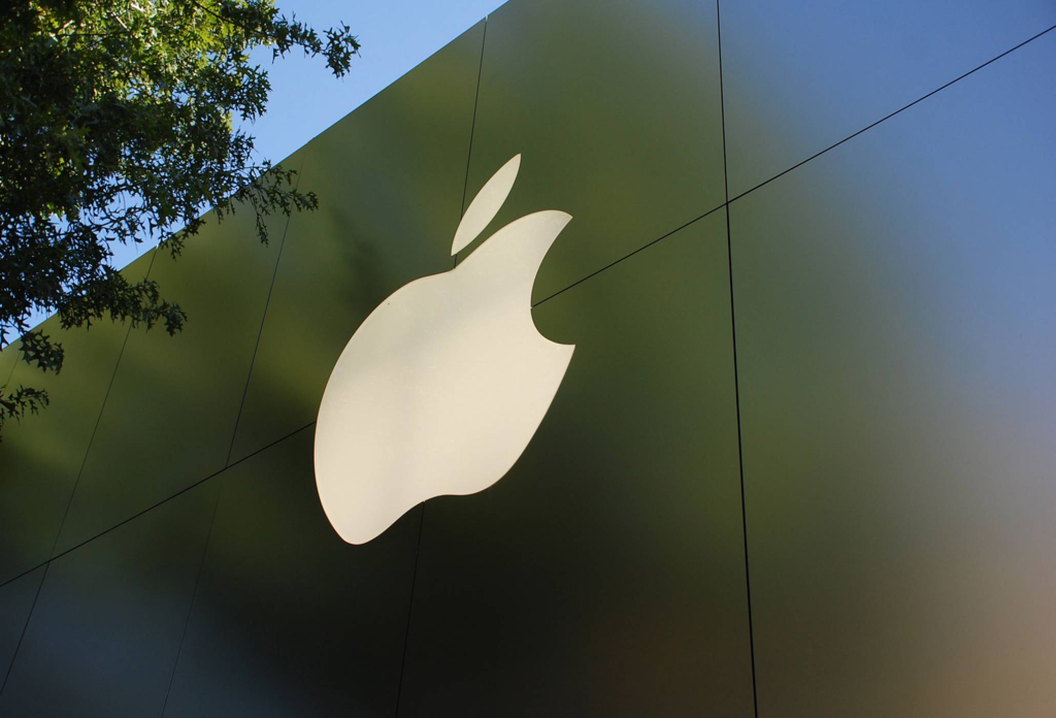 Тарифите на Тръмп вдигат цената на ключови продукти на Apple