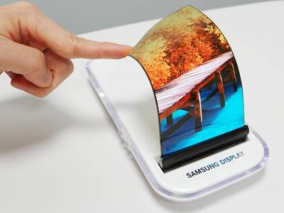Гъвкавият смартфон на Samsung ще има три OLED екрана?