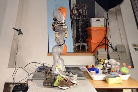 MIT учи роботизирана ръка да „вижда“ обекти 