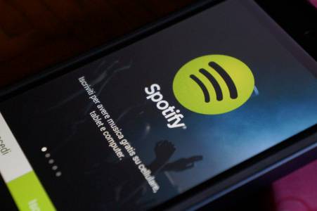 Абонатите на Spotify вече могат да свалят до 10 000 песни