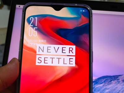 OnePlus 6T в снимки с висока резолюция показва красив капковиден прорез на екрана