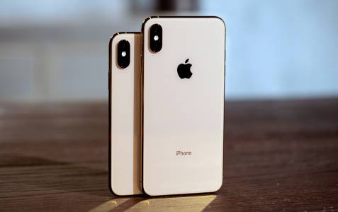 Вижте как изглежда iPhone XS след среща с циментовия под