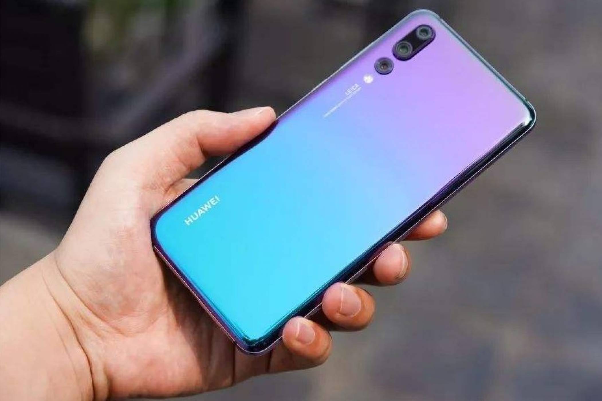 Нова функция на Huawei позволява да обвързвате контактите си с профилите им в LinkedIn