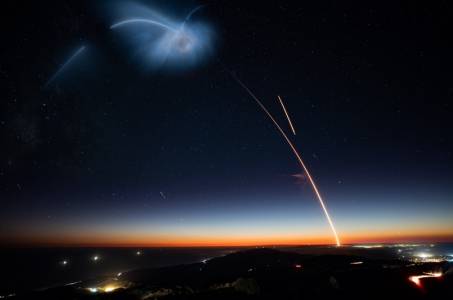 Вижте как SpaceX за първи път успешно приземи ракета на твърда земя в Калифорния