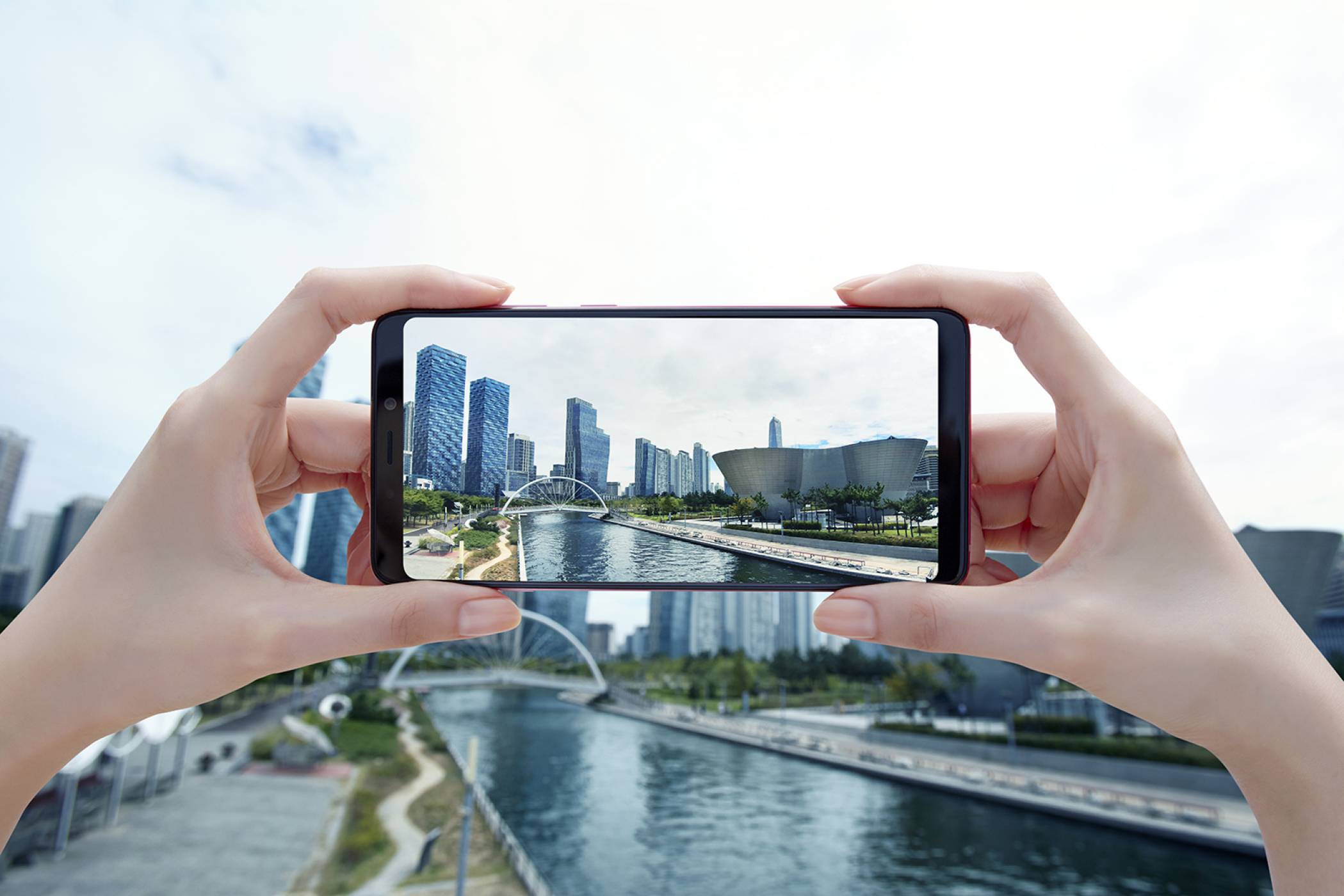 Samsung Galaxy A9 с четири камери на задния панел се задава в България през ноември