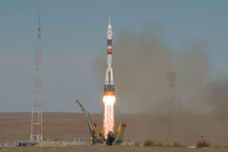 Инцидент с ракетата „Съюз МС-10“ приземи аварийно екипажа