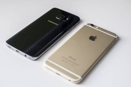 Глобиха Apple и Samsung, защото забавят телефоните си с ъпдейти