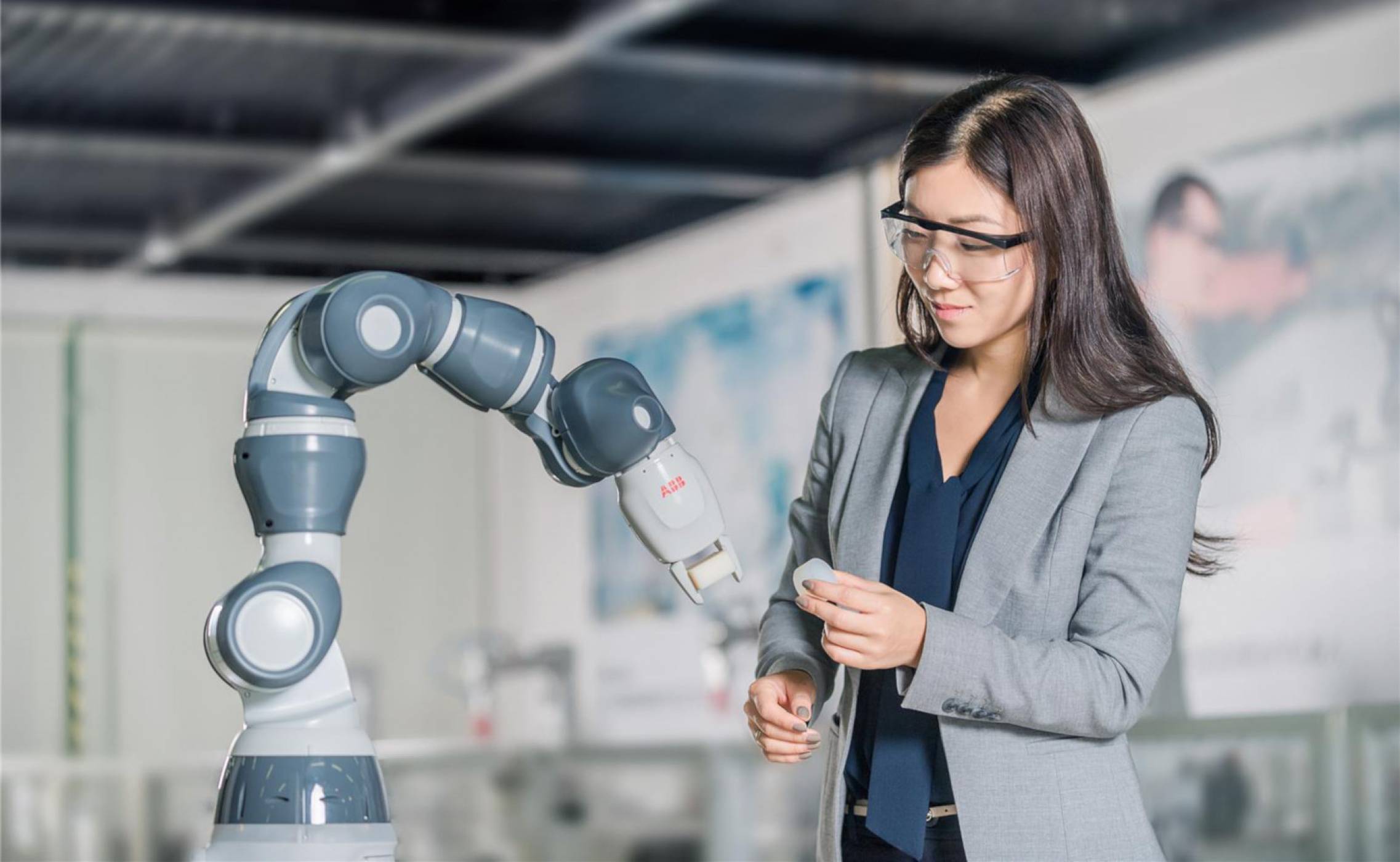 Роботи ще сглобяват роботи в китайски завод