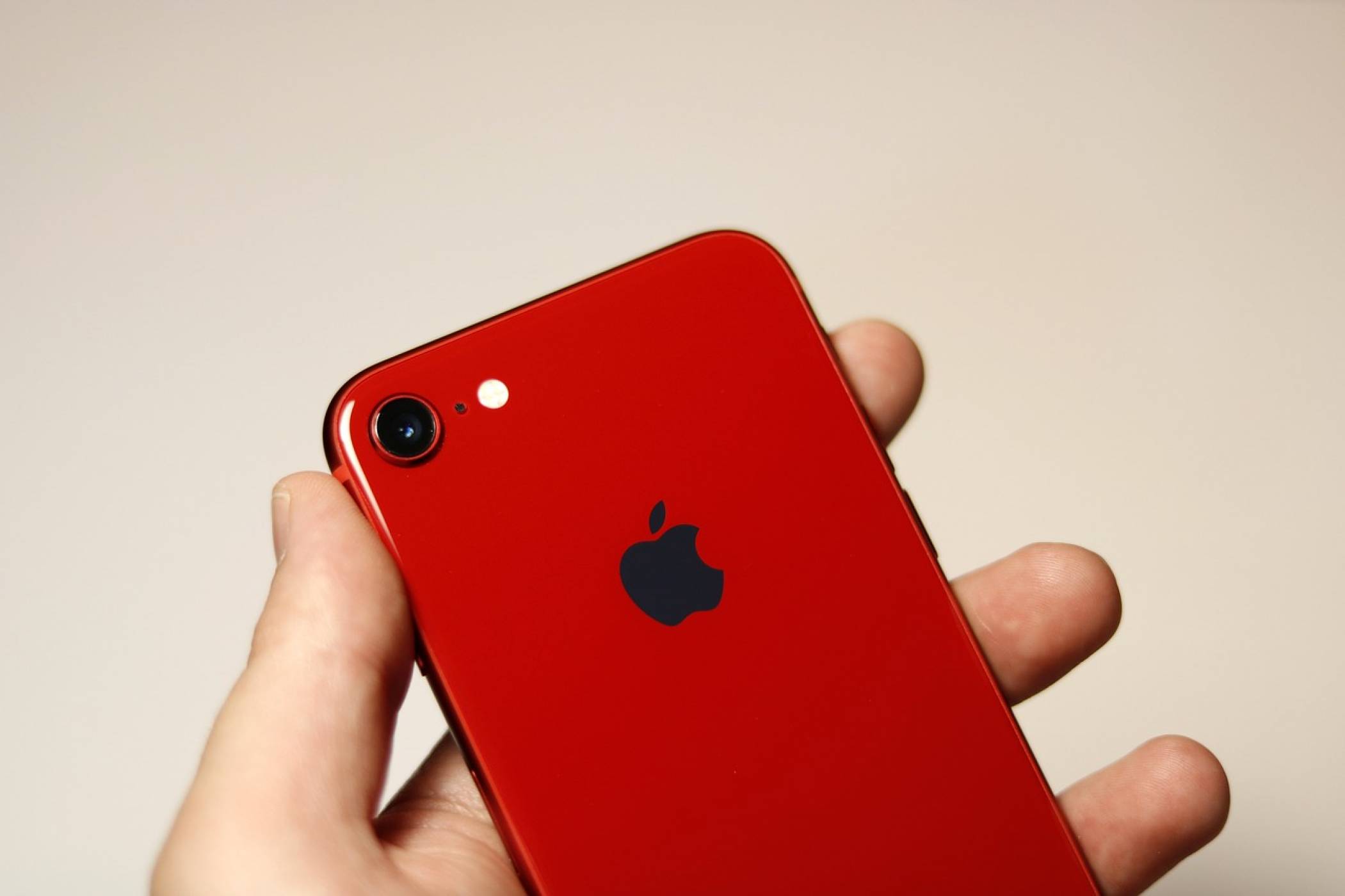 Apple продължава да забавя iPhone модели със стари батерии, ето как да го промените 