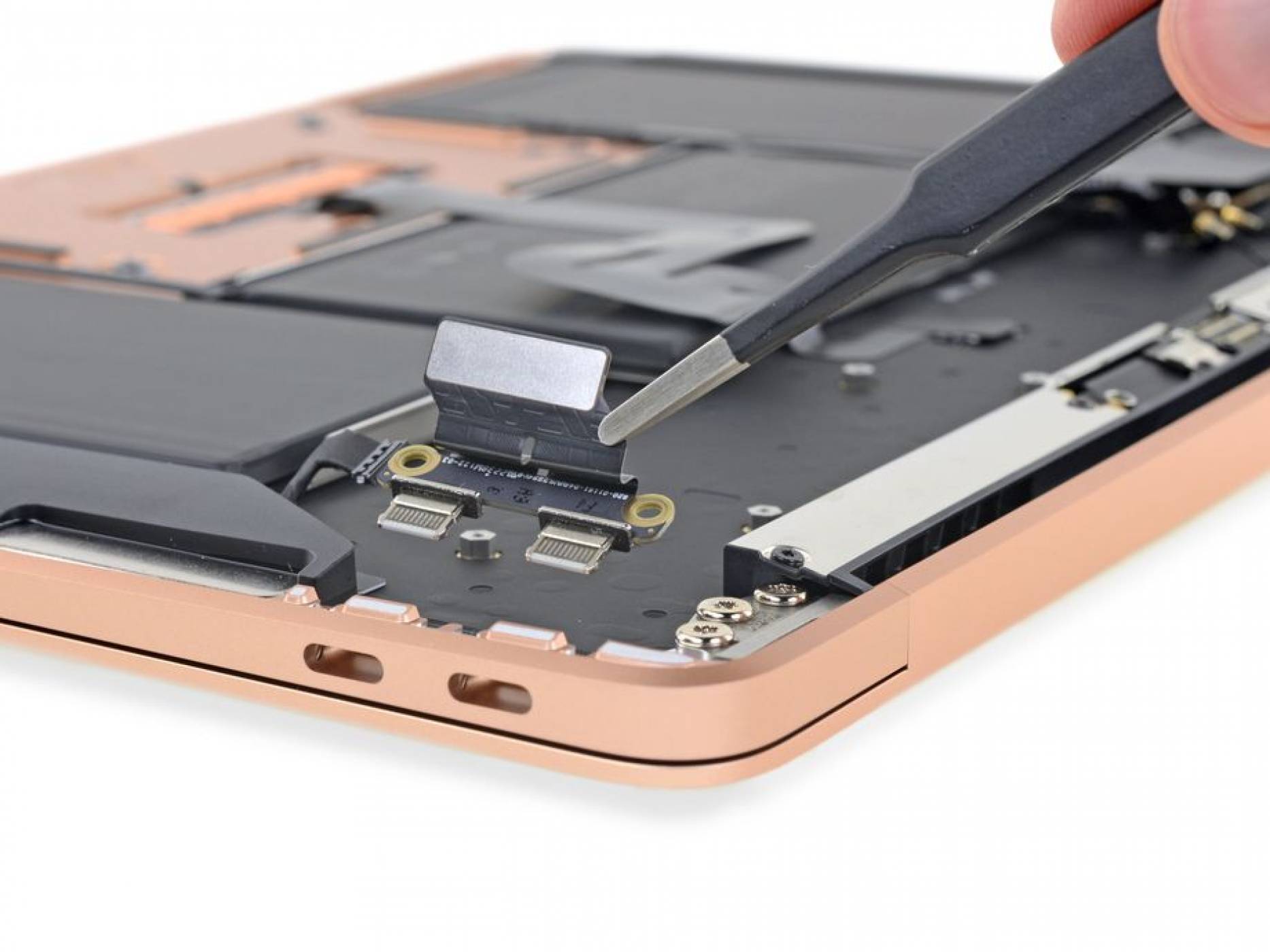 iFixit разглоби MacBook Air и новините са и добри, и лоши